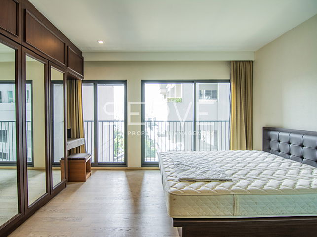 Studio with Bathtub (Partition) Perfect Location Directly connecting to BTS Thong Lo at Noble Remix Condo / Condo For Rent