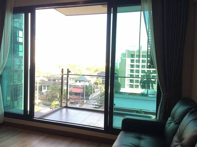 Ladda Plus Condo 是拉差市购物中心附近的新公寓