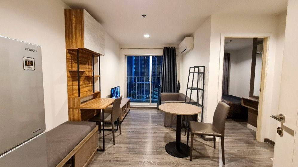 Condo for rent The Trust Erawan 6fl. Swimming pool view