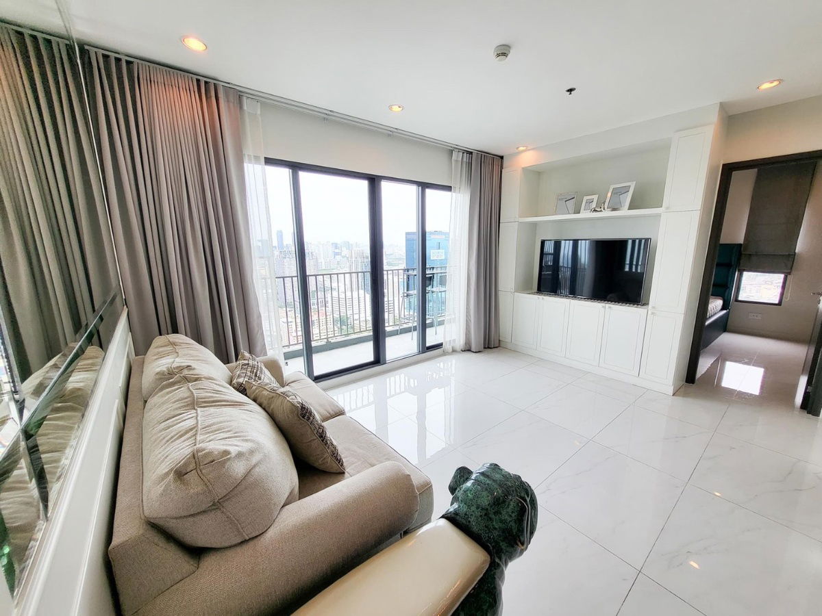 C Ekkamai ငှားရန်ရှိသည်။