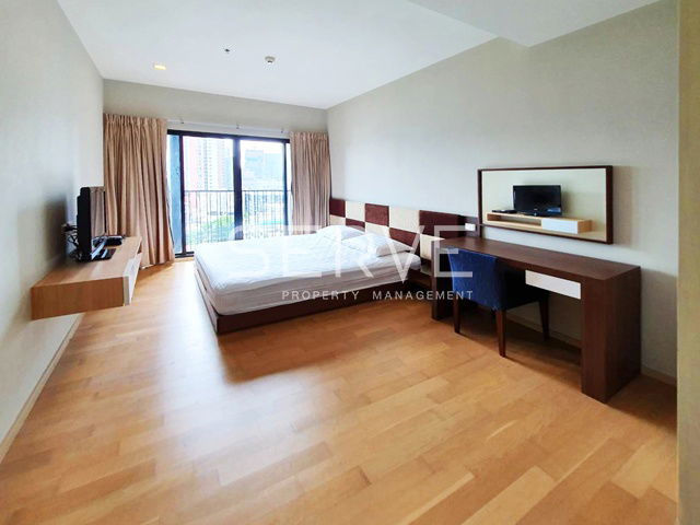 ขนาดใหญ่ 1 เตียง พร้อมอ่างอาบน้ำ เฟอร์นิเจอร์ครบ ทำเลดี @BTS เอกมัย / ใกล้ BTS /แอท โนเบิล รีวีล