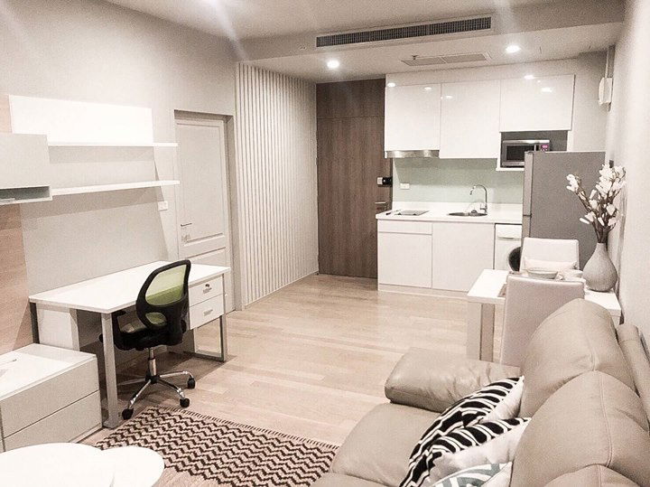 Homey Style 1 Bed with Bathtub High Fl. 20+ Good Location Close to BTS Phrom Phong 200 m. at Noble Refine Condo / For Rent