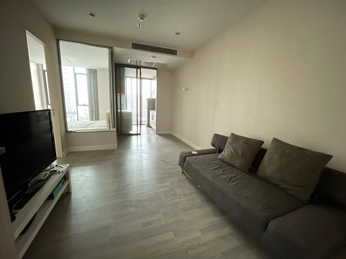 The room  bts        wongwian yai