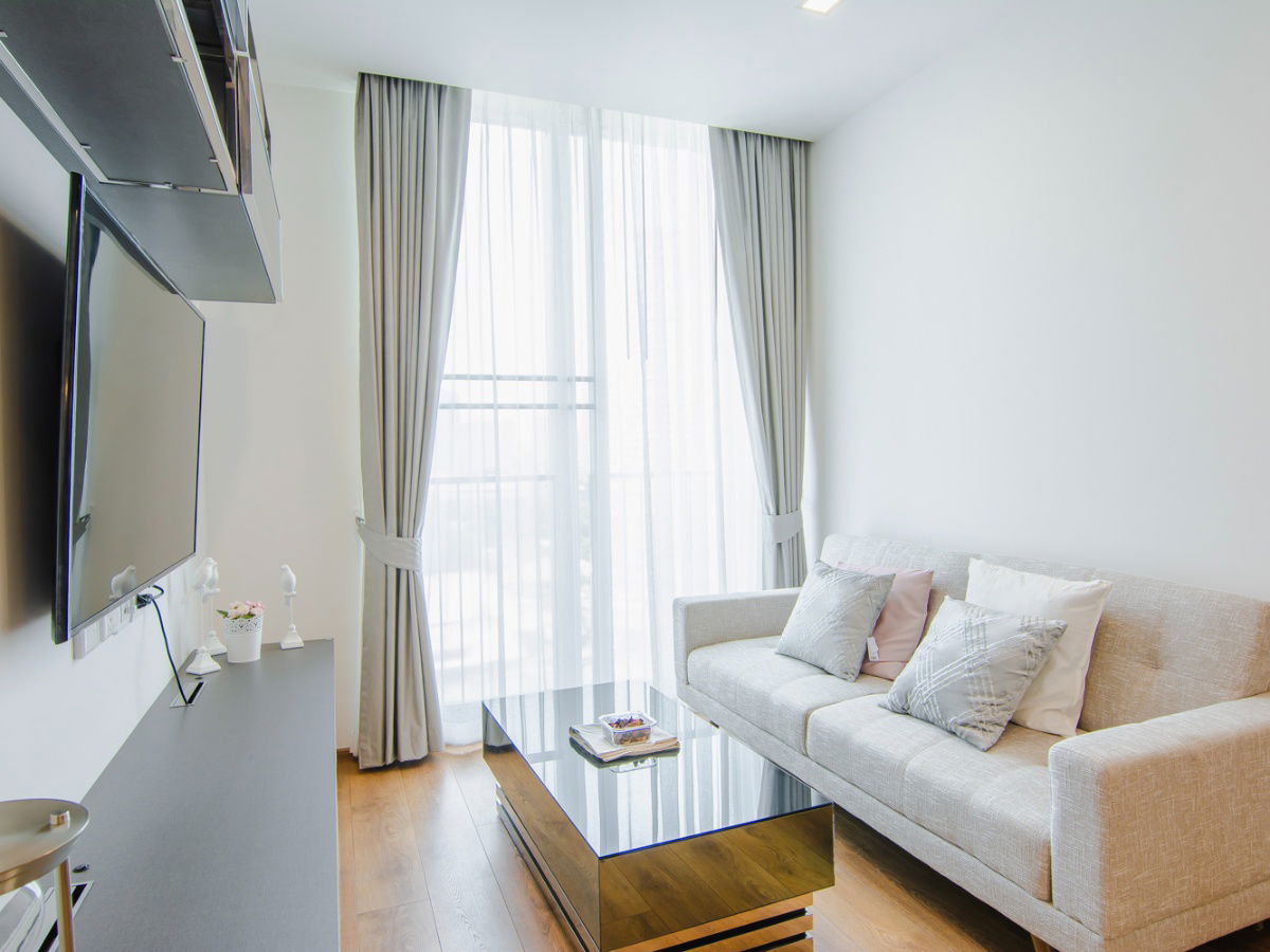 Corner Room 1 Bed with Bathtub Modern Style Good Location Close to BTS Phrom Phong 500 m. at Noble BE33 Condo / For Rent