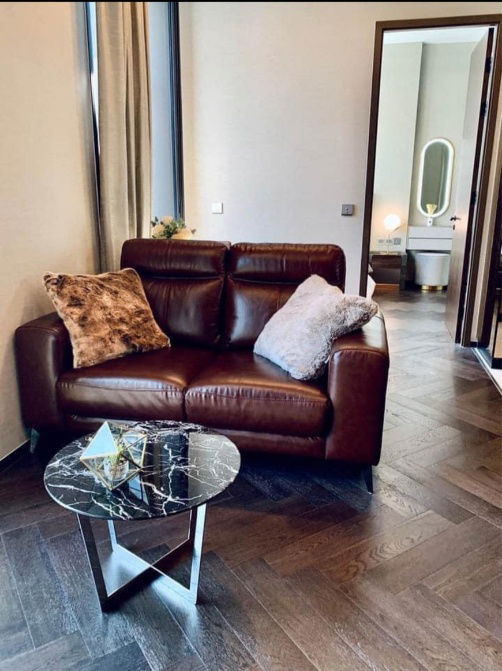 for rent Esse Sukhumvit36. 1bed 43sqm. Line id: @pfagent