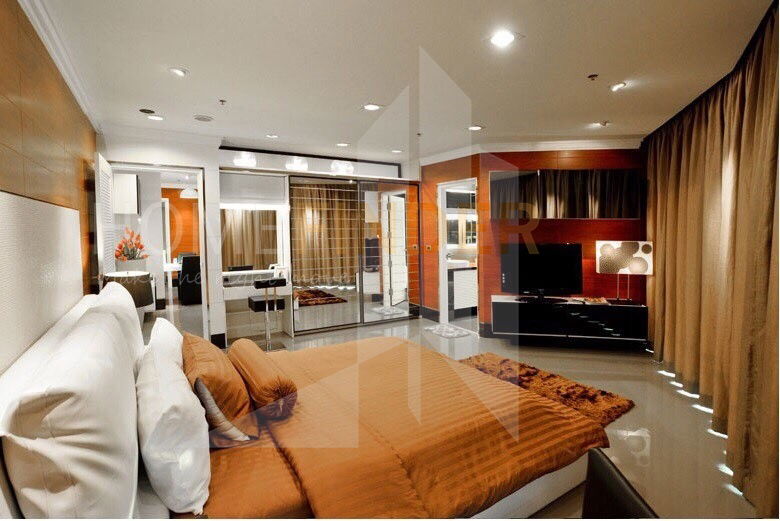 Master Centrium Asoke-Sukhumvit တွင် အိပ်ခန်း ၃ ခန်း ငှားရန်ရှိသည်။