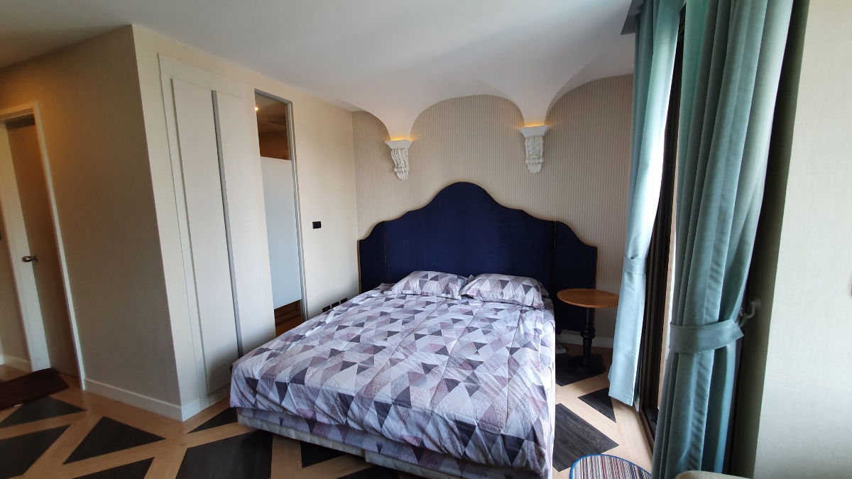 Studio type pool view at Espana condo resort Pataya