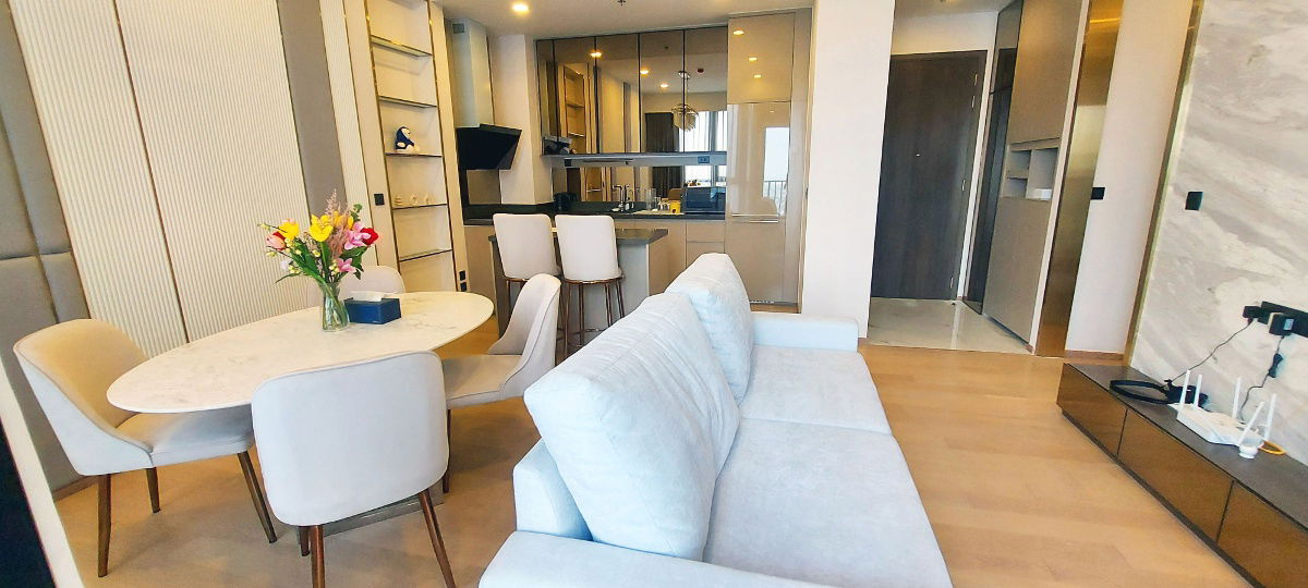 Perfect for living or investment in the heart of Thonglor! Spacious unit, move-in ready, steps to fine dining & Community Mall with full facilities!