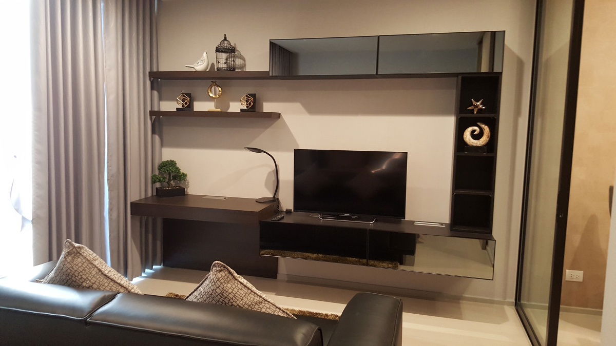 for rent Noble Ploenchit. 1bed 50sqm. Line id: @pfagent