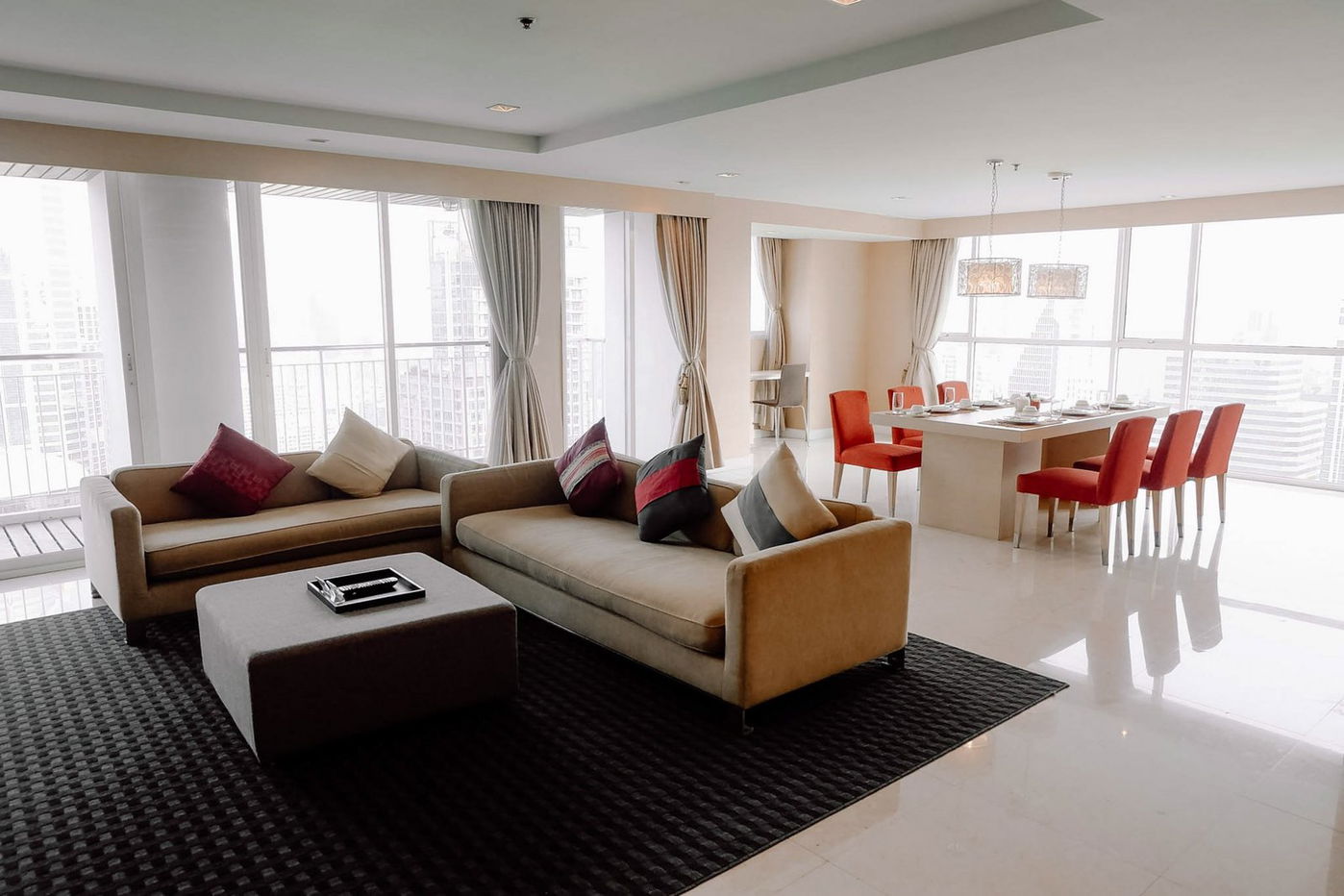 LTH8792 – URBANA Langsuan FOR RENT 3 beds  3 baths size 239  Sq.M. nearby BTS Chit Lom station ONLY 200k/month