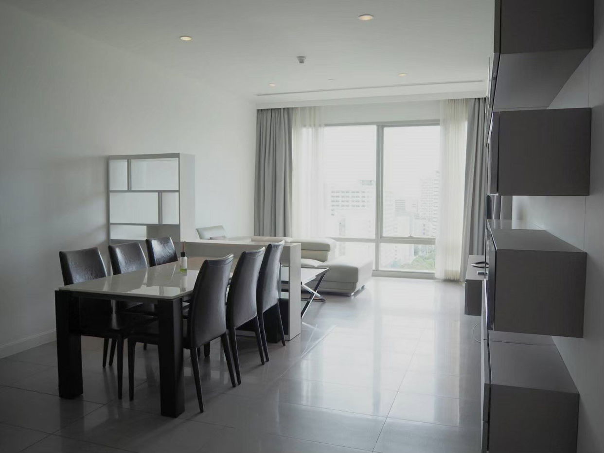 LTHC8252 – 185 Rajadamri FOR  RENT 2 beds 2 baths size 127  Sq.M. Near BTS Rajadamri station ONLY 120k/month