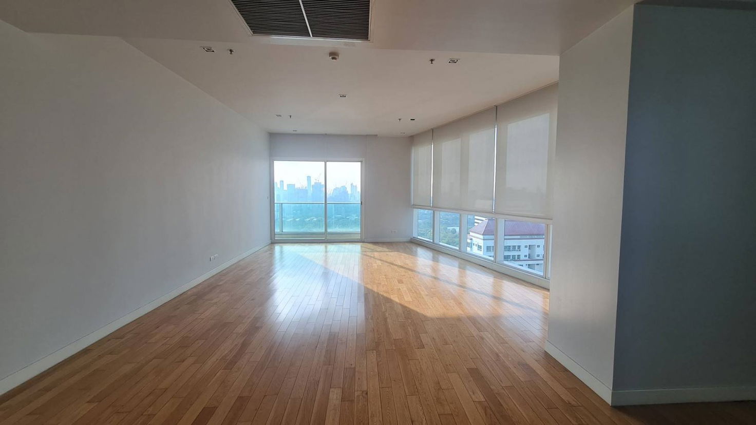 LTH8125 €“ Millennium ResidenceFOR RENT 3 beds 3 baths size 193  Sq. M. Near BTS Asoke station ONLY 100k/Month