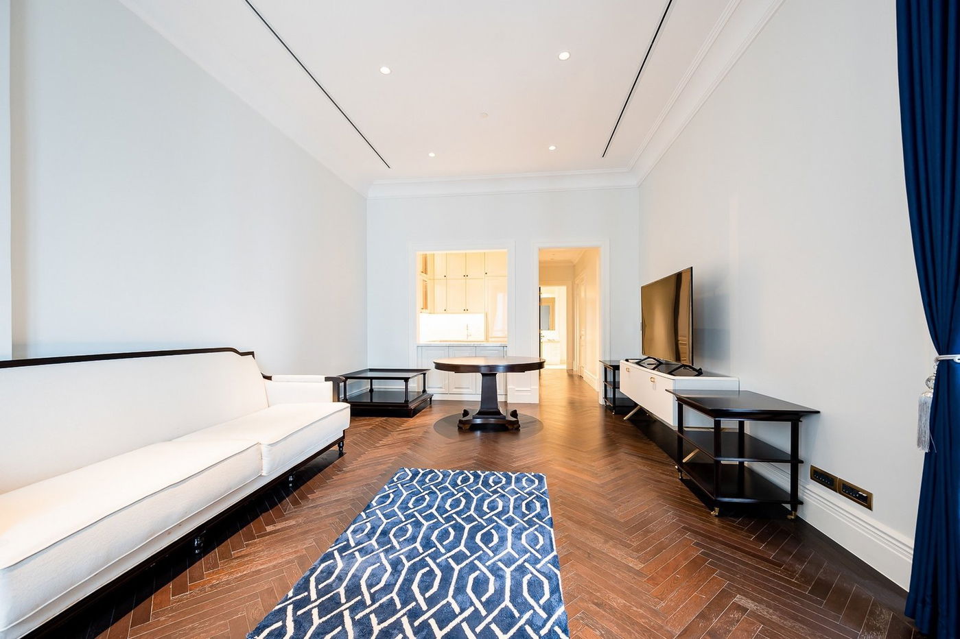 LTHC5767 โ€“ 98 Wireless FOR RENT 2 beds 3 baths size 132 Sq.M. Nearby BTS Phloen Chit station ONLY 180k/Month