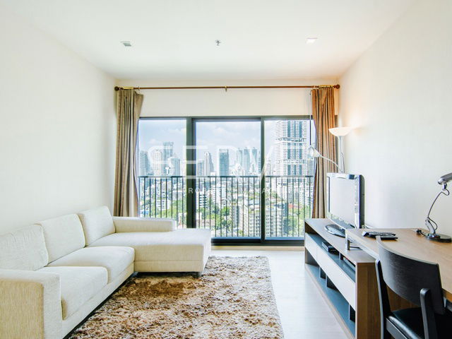 Corner Unit 1 Bed with Bathtub Open view 2 Directions Next to BTS Thong Lo at Noble Remix Condo / For Rent