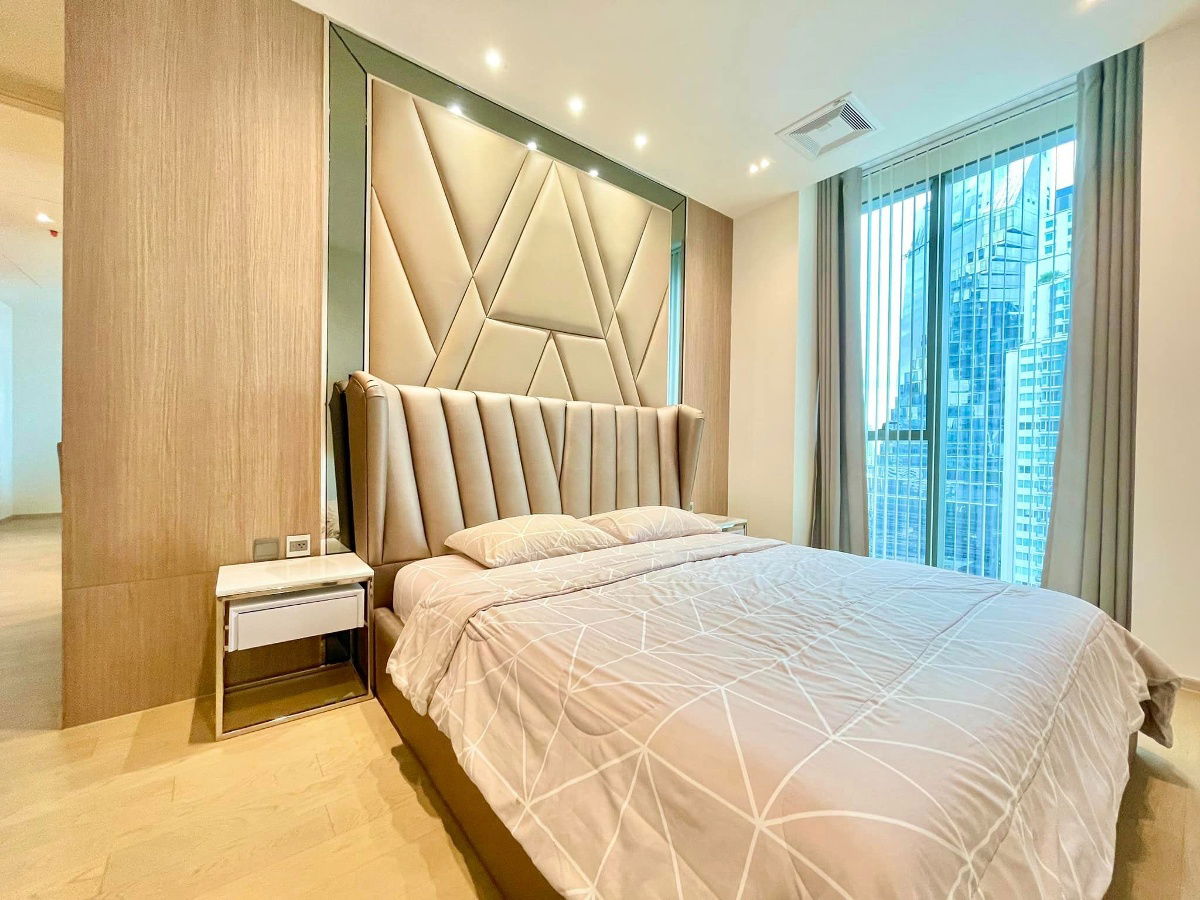 LINE @condorental for rent the room at The Strand Thonglor