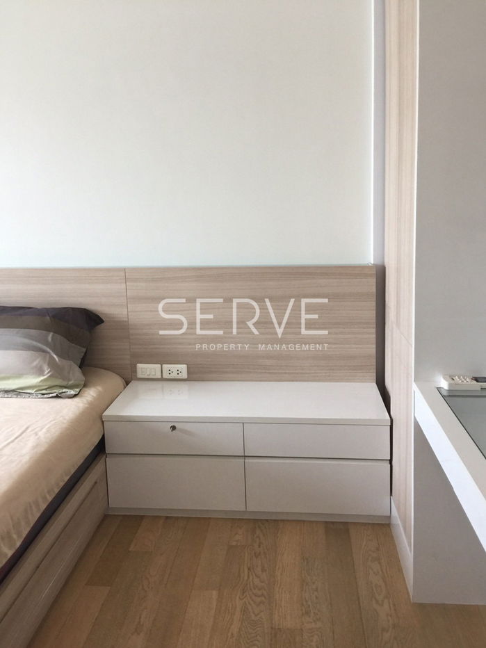 Large Room 1 Bed with Bathtub 50.91 sq.m. Good Location Close to BTS Phrom Phong 200 m. at Noble Refine Condo / For Rent