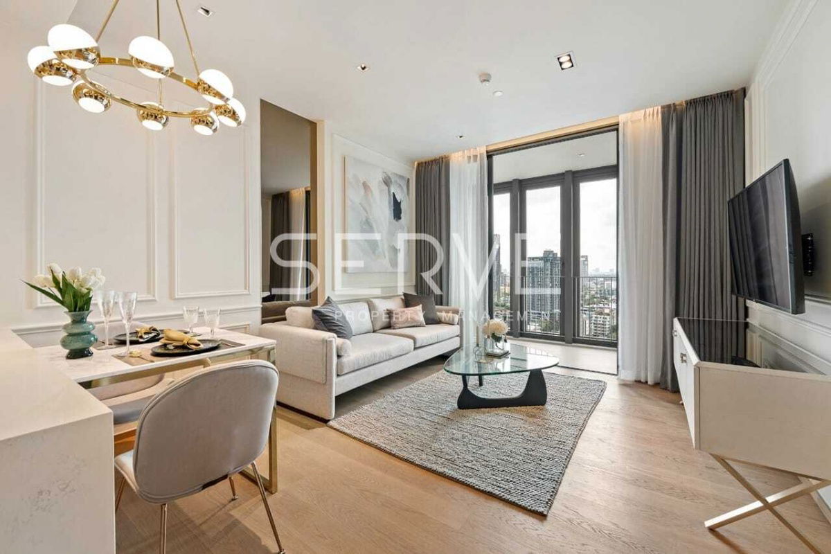 豪华风格 1 张床，带浴缸，高层。