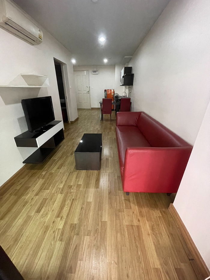 出租 Baan Navatara 公寓，E 栋，2 楼，904-29 室，游泳池旁边。