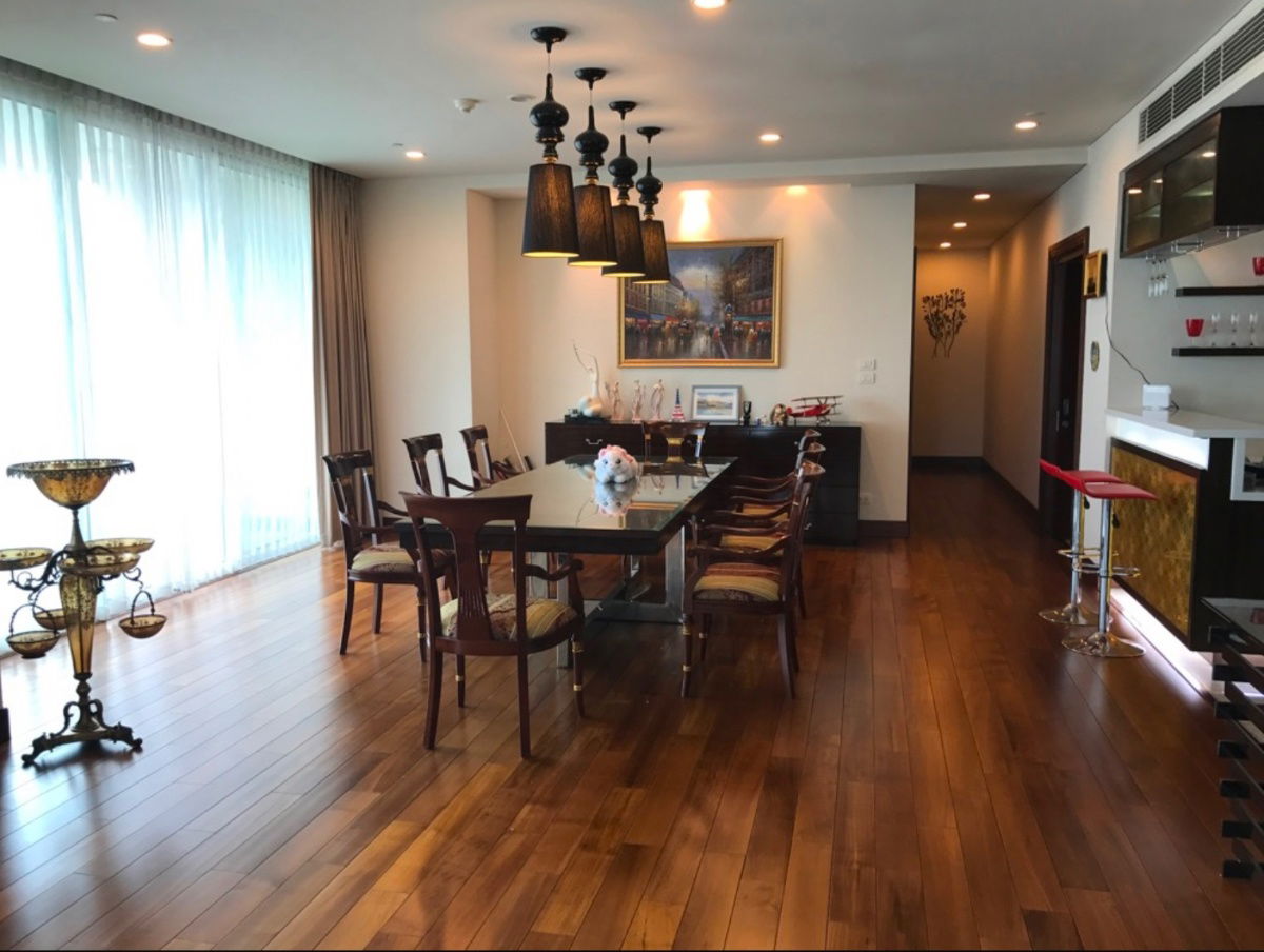 For rent: The Park Chidlom, beautiful, luxurious room, 3 bedrooms, ready to move in, near BTS Chidlom. If interested, contact Line @841qqlnr