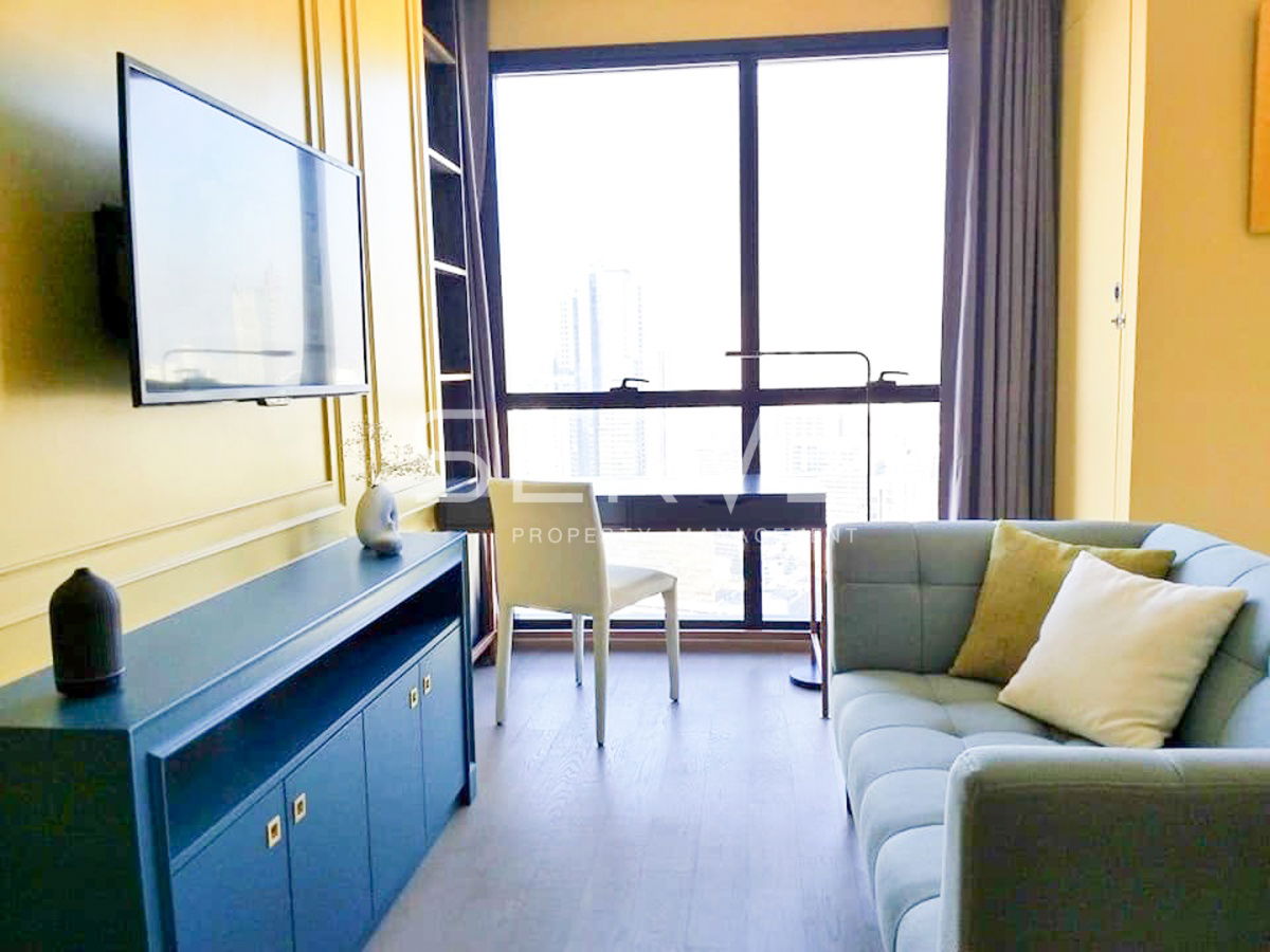 Modern Chic 1 Bed with Partition Nice View Super High Fl. 35+ Good View Close to MRT Sam Yan at Ashton Chula-Silom Condo / For Rent