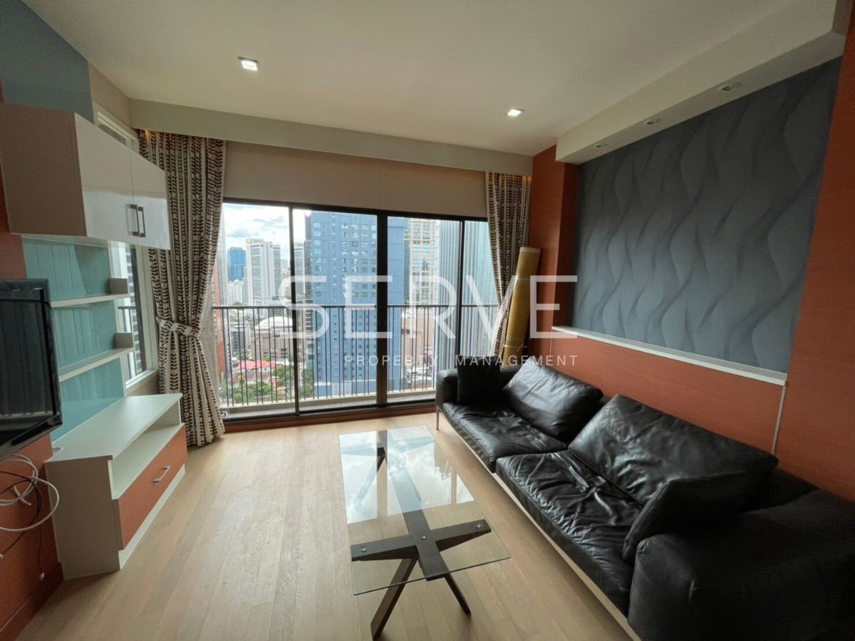 1 Bed with Bathtub Large Room High Fl. 20+ Good Location Close to BTS Phrom Phong 200 m. at Noble Refine Condo / For Rent
