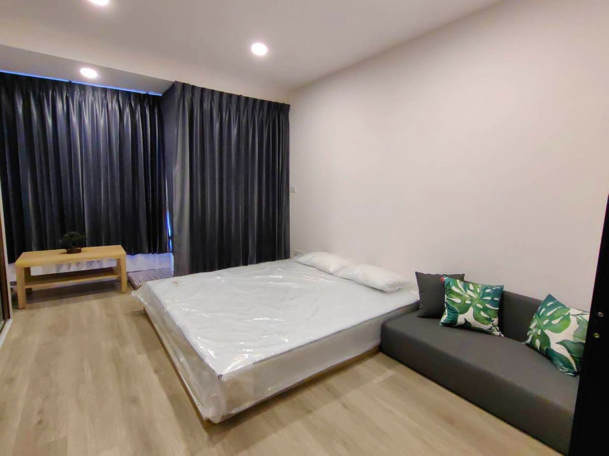 R900 Condo for rent Soho Bangkok Ratchada (Soho Bangkok Ratchada) new condo near Huai Khwang MRT, beautiful room, fully furnished, ready to move in.