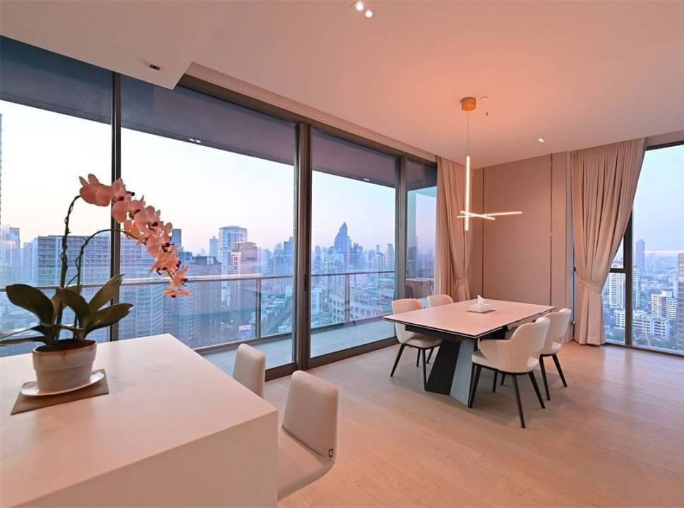 LTHC9934– The Strand Thonglor FOR RENT size 185 Sq. m. 3 beds 3 baths Near BTS Thonglo Station ONLY 350k/month