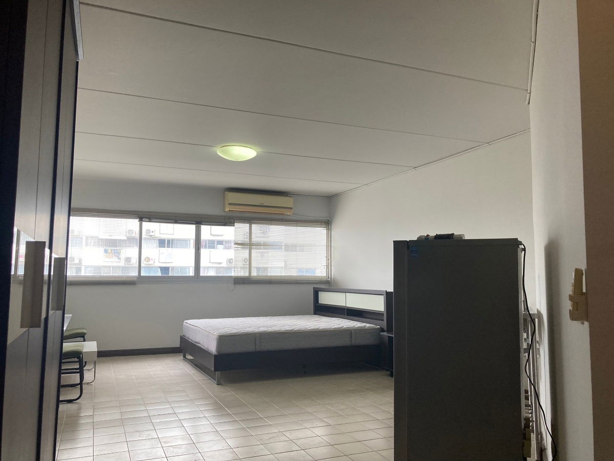 Room for Rent (Popular Condo Muang Thong Thani) next to the corner room, outside view, newly renovated, Building P2, 5th floor.