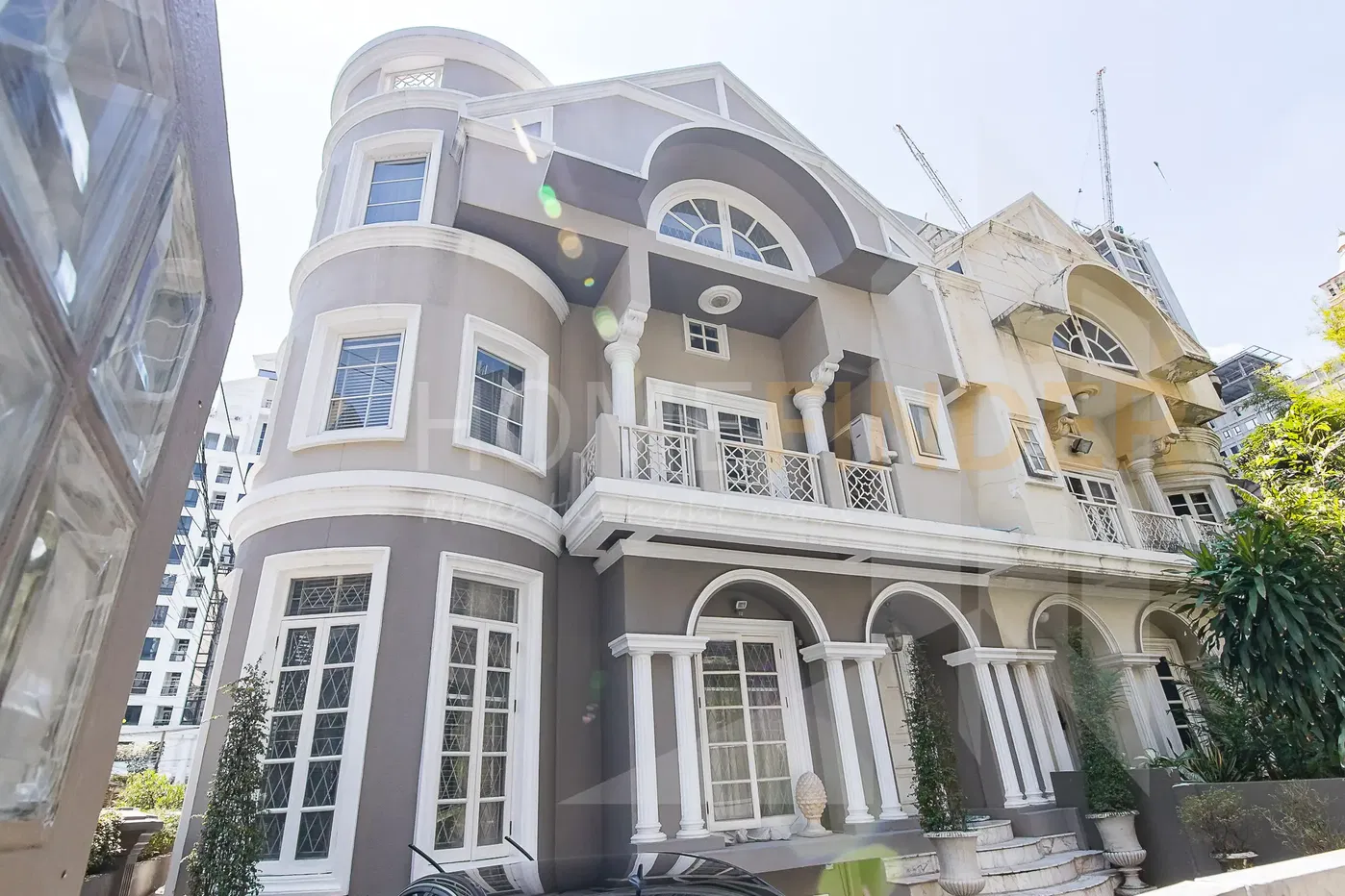 Townhouse Soi Langsuan 4 bedrooms, for rent