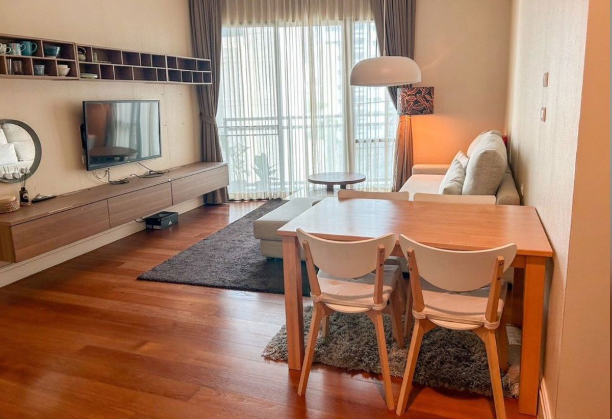 for rent Bright Condo. 1bed 70sqm. Line id: @pfagent