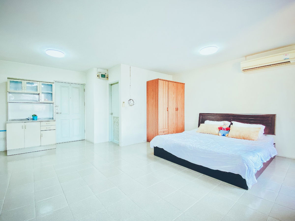 [ For rent ] 5,500 baht/month  cheap price, 37 sq m., 3 floors. The Parkland Bangna Km. 5.