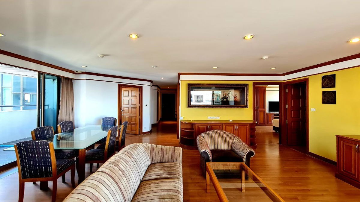 Room for rent - Flora Ville Condominium - Pattanakarn 51 - 174 sq.m. with nice room , good view and fully furnished