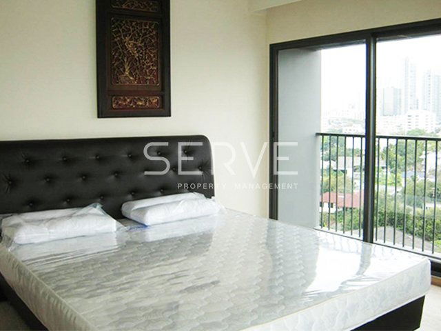 转角单元，配备 1 张大床，带浴缸，地理位置优越，位于 BTS Thong Lo 贵族混音公寓 / 出租公寓