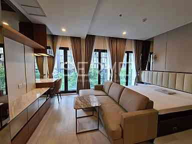 40K 🔥Nice Decorate - Studio with Partition & Pool View Perfect Location Next to BTS Phloen Chit at Noble Ploenchit Condo / For Rent