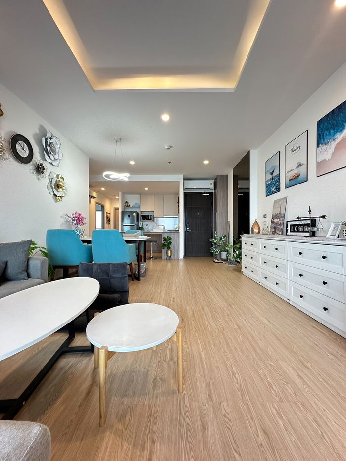 Luxurious oceanfront condo for rent, TheSymphony, on a private beach, 3 bedrooms, area 122 sq m, wide balcony.