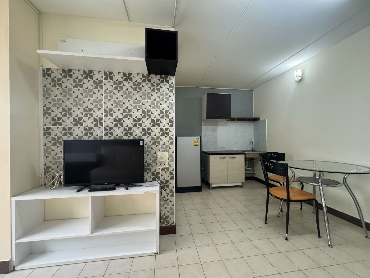 Ready for rent: Building C4 adjacent to Cosmo Bazaar mall, 10th floor, east side