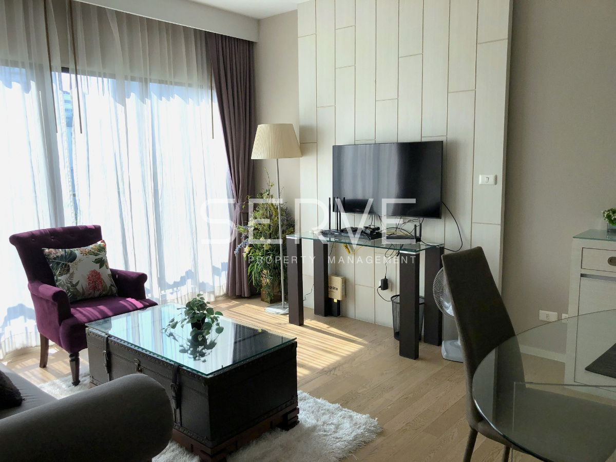 Corner Room 1 Bed with Bathtub Large Room Good Location Close to BTS Phrom Phong 200 m. at Noble Refine Condo / For Rent