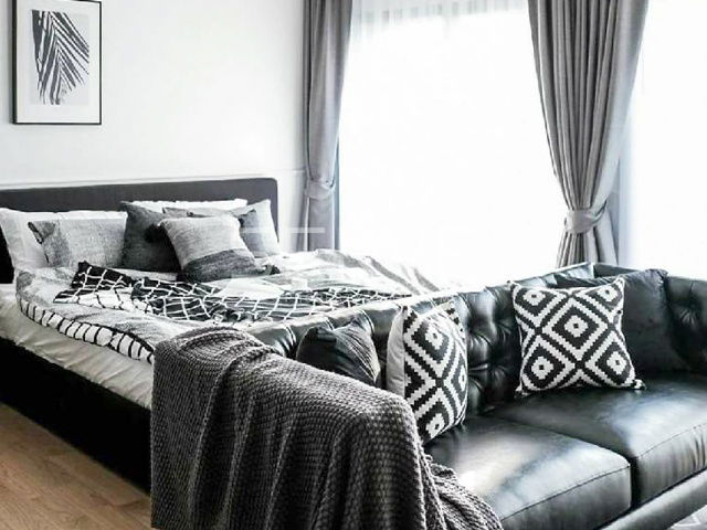 Modern Style Studio with Partition Large room 42.44 sq.m. Perfect Location BTS Thong Lo at Noble Remix Condo / For Rent