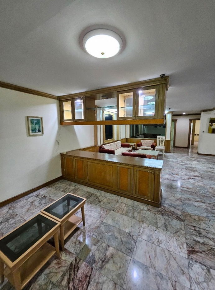 For rent: Prestige Tower, 3 bedrooms, large room, fully furnished, near Siam Paragon. Interested, add Line @841qqlnr.