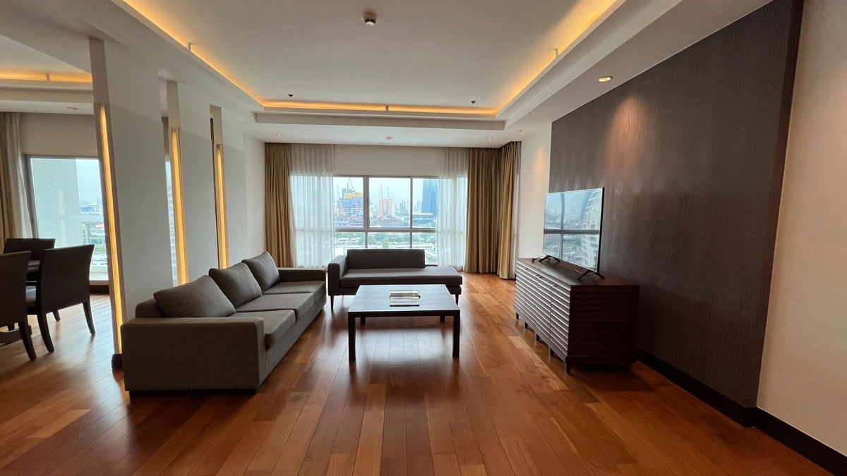 for rent Royal Residence. 4bed 275sqm. Line id: @pfagent