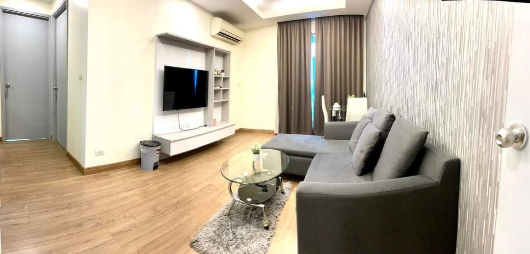 P298 Condo for rent Thru Thonglor, 2 bedrooms, high floor, spacious room, fully furnished, good price, just bring your bags and move in.