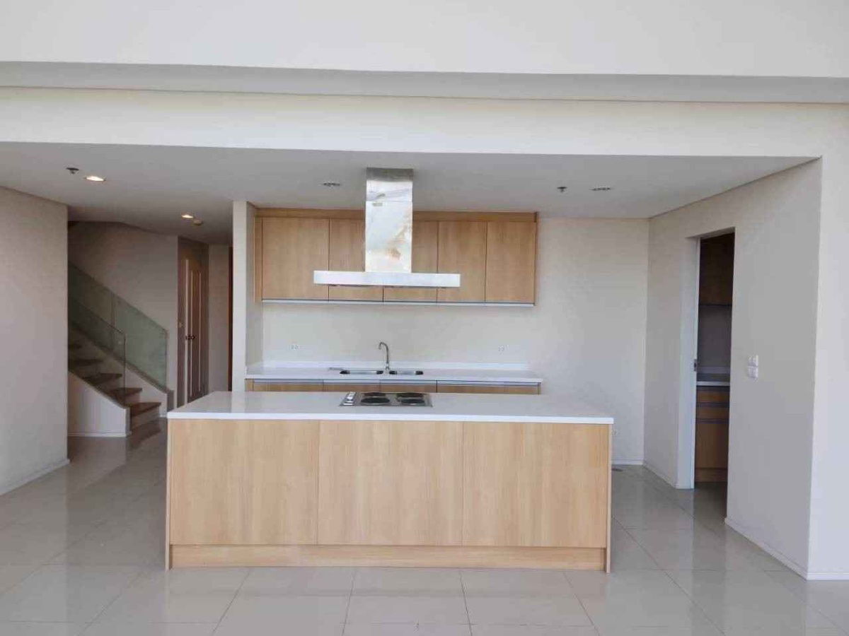 LTHC10927–Villa Asoke Condominium FOR RENT 4 beds 4 baths size 303.64 Sq.m. Near MRT Phetchaburi Station ONLY 190k/month