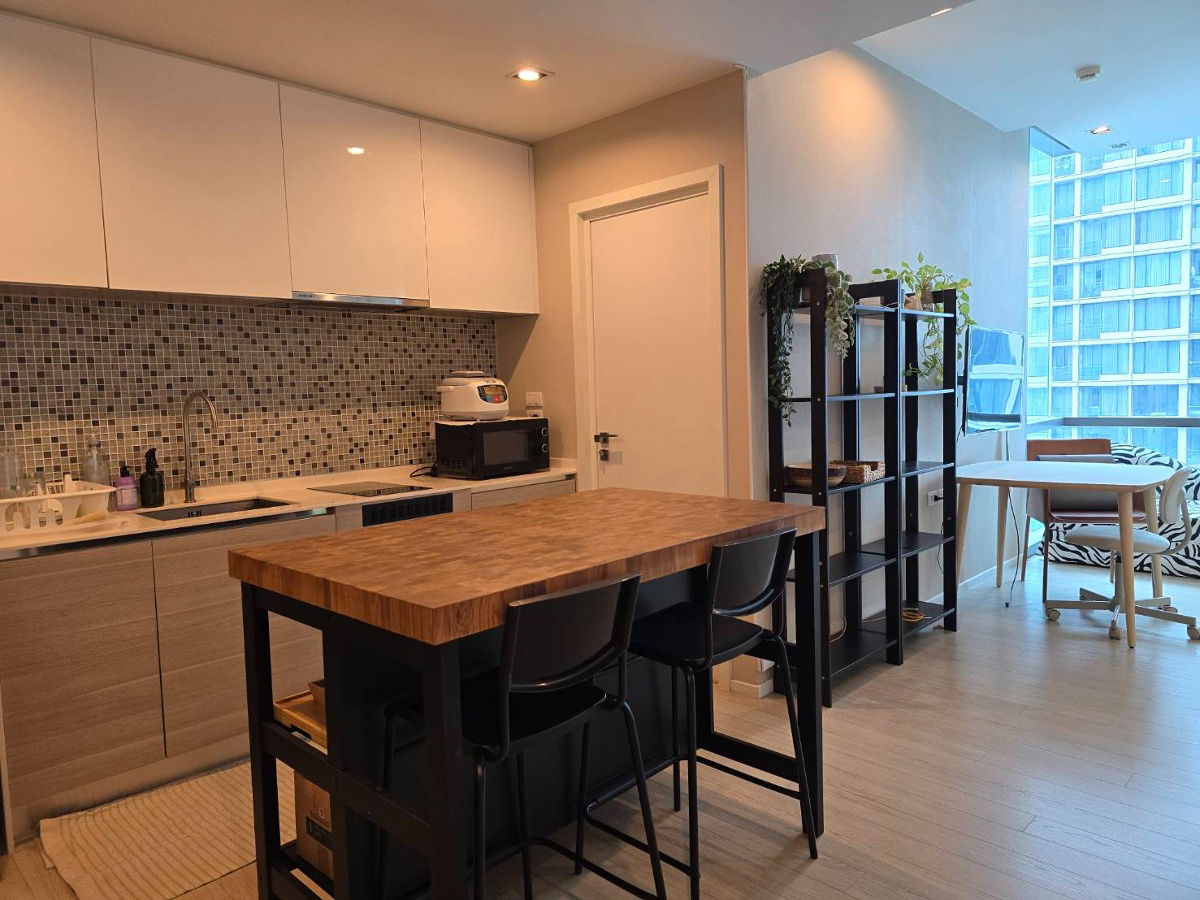 for rent The Room Sukhumvit21. 1bed 51sq.m. Line id: @pfagent