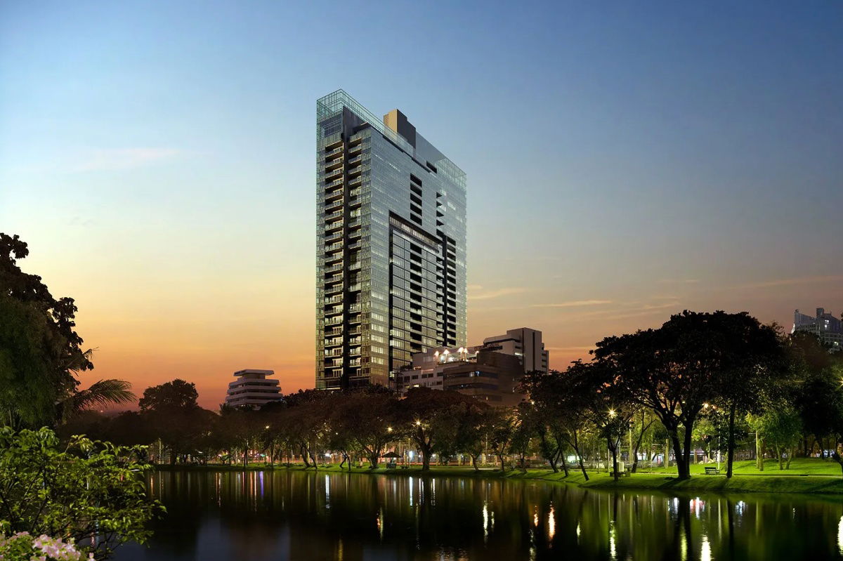 3 Beds with Bathtub Large Room Good Location Close to BTS Ratchadamri 300 m. at 185 Rajadamri Condo / For Rent