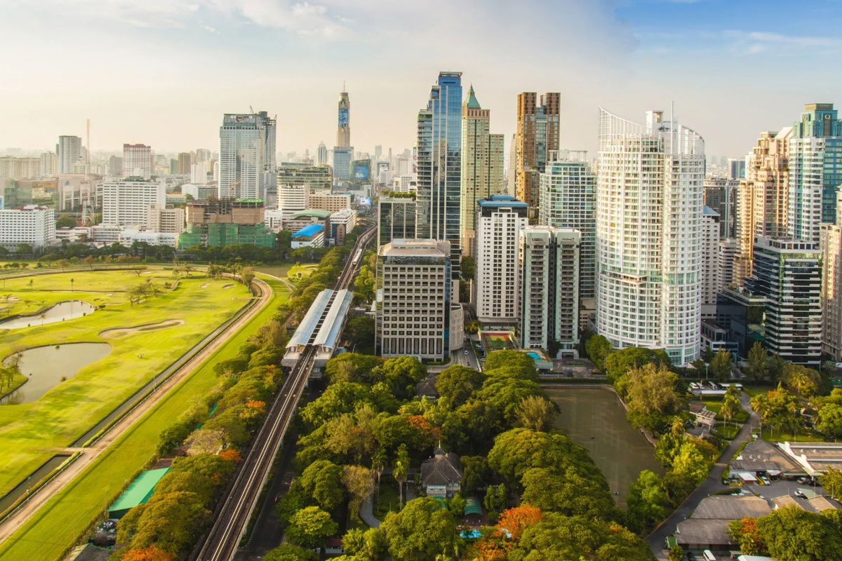 2 Beds with Bathtub Large Room Good Location Close to BTS Ratchadamri 300 m. at 185 Rajadamri Condo / For Rent