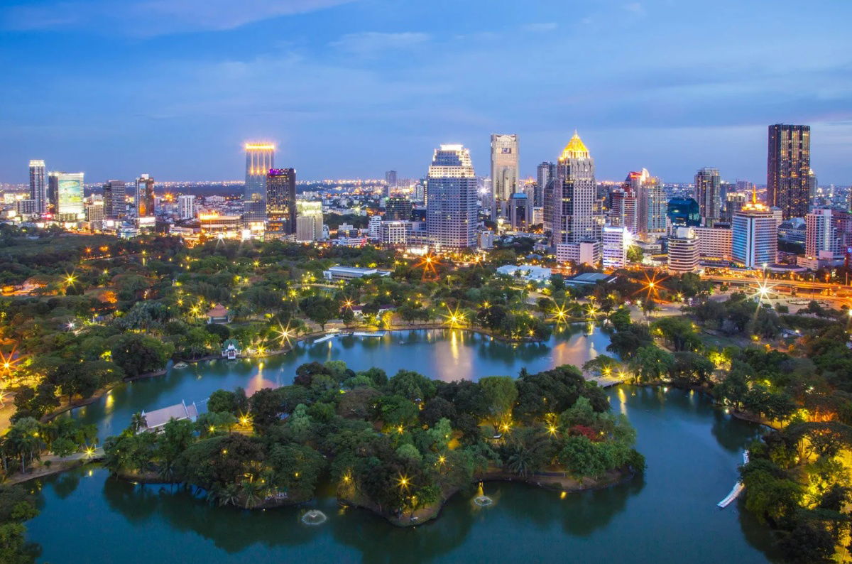 2 Beds with Bathtub 109 Sq.m. Good Location Close to BTS Ratchadamri 300 m. at 185 Rajadamri Condo / For Rent