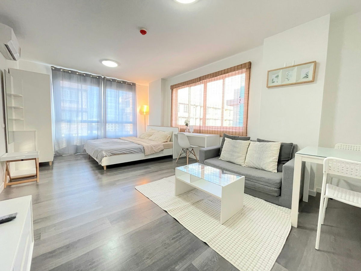 For rent Corner room, Front building,available 1st Oct 2025