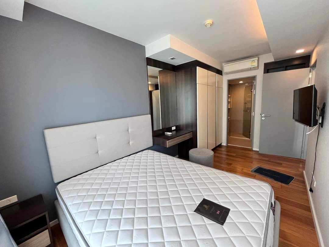 ငှားရန်ရှိသော P465 Condo တွင် Focus Pleonchit 2 ၊ BTS Phloen Chit အနီး၊ အခန်းကျယ်၊ အခန်းကျယ်၊ ပရိဘောဂအပြည့်အစုံ၊ အဝတ်လျှော်စက်ပါရှိသည်