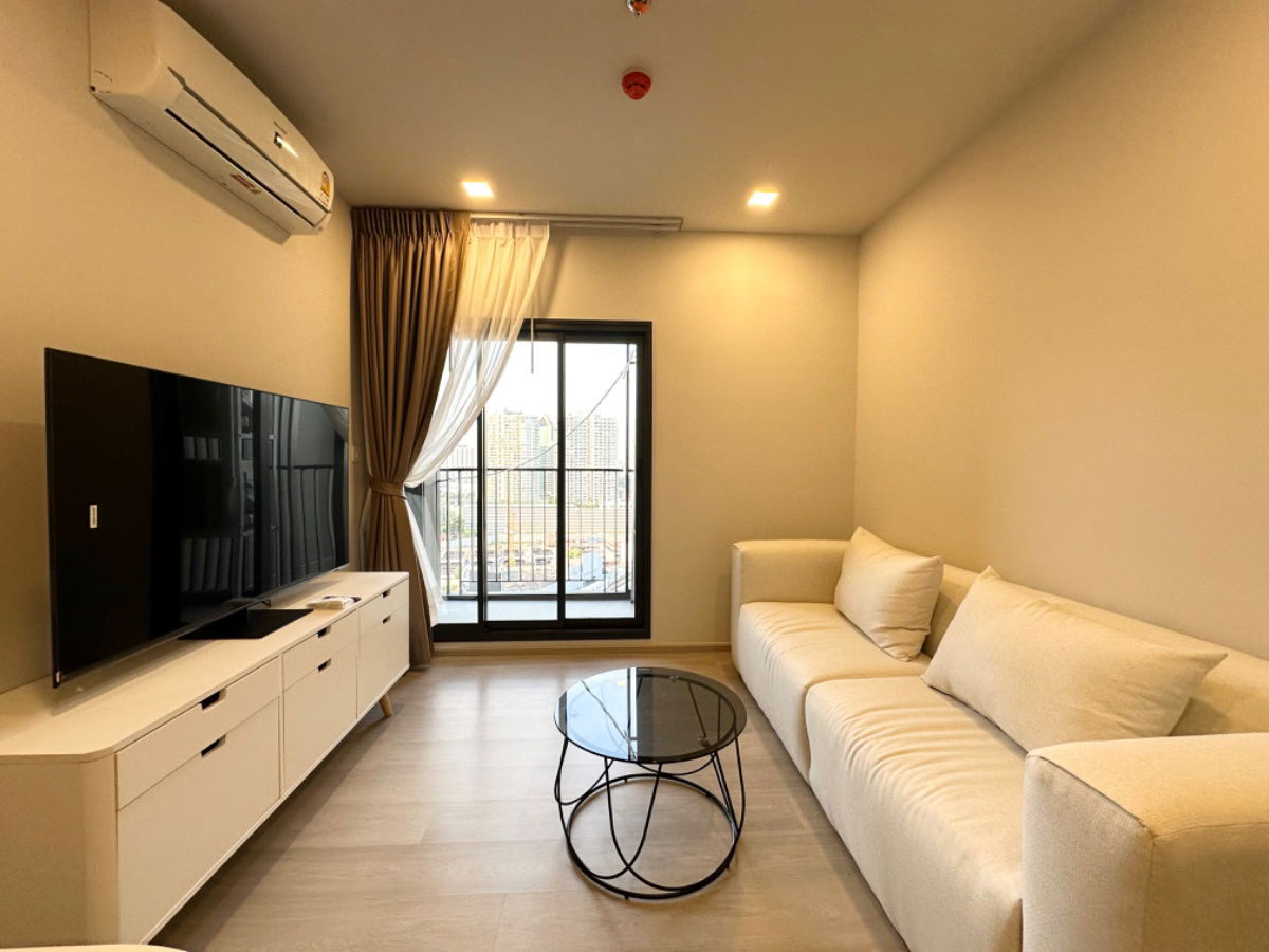 Life Phahol Ladprao 2 bed 2 bath nice decoration high floor 35,000 baht only.    Line : @apopplace