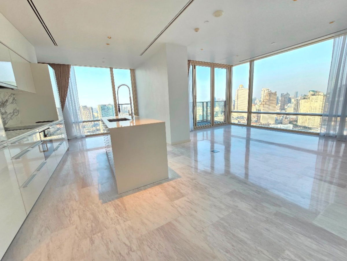 For rent: Four Seasons Private Residences, beautiful, luxurious condo, high floor, Chao Phraya curve view. Interested, add Line @841qqlnr